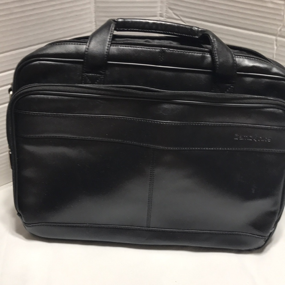 Samsonite padded computer bag with sleeve. In good used condition